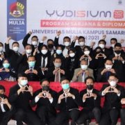 75 orang peserta Yudisium PSKDU Samarinda bersama Pimpinan Universitas Mulia, Selasa (31/8). Foto: PSDKU Samarinda