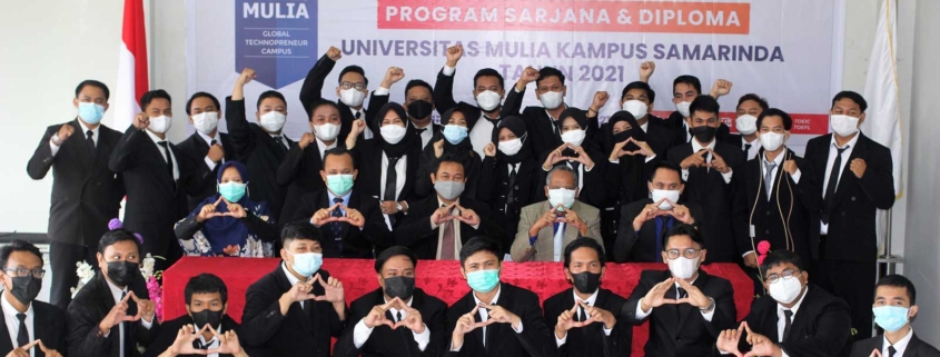 75 orang peserta Yudisium PSKDU Samarinda bersama Pimpinan Universitas Mulia, Selasa (31/8). Foto: PSDKU Samarinda