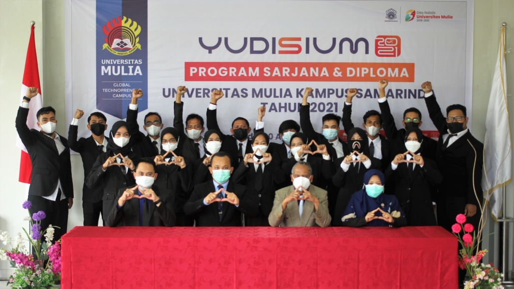 75 orang peserta Yudisium PSKDU Samarinda bersama Pimpinan Universitas Mulia, Selasa (31/8). Foto: PSDKU Samarinda