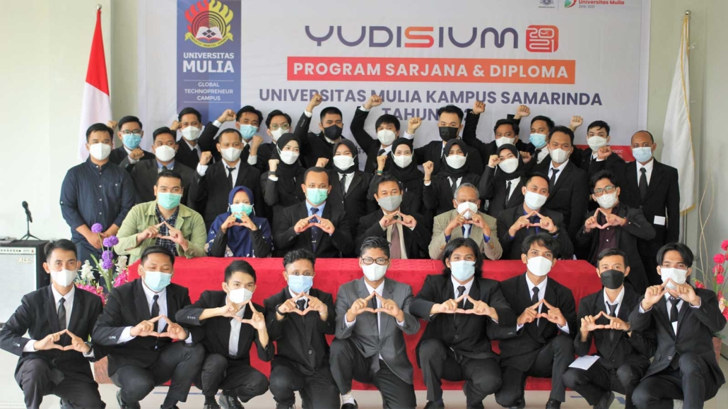 75 orang peserta Yudisium PSKDU Samarinda bersama Pimpinan Universitas Mulia, Selasa (31/8). Foto: PSDKU Samarinda