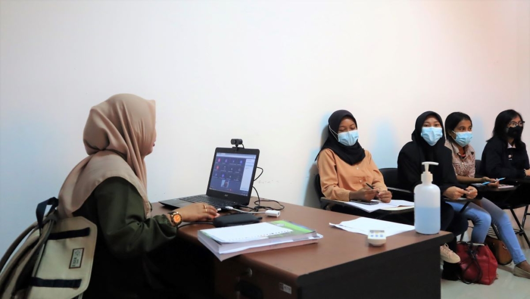 Suasana pertemuan tatap muka terbatas di salah satu kelas Fakultas Ekonomi dan Bisnis, Senin (20/9). Foto: Media Kreatif