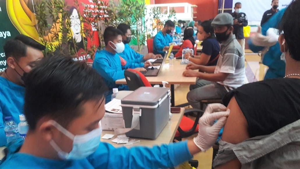 Pelaksanaan vaksinasi Polda Kaltim untuk 325 anggota Paguyuban Ikapakarti bertempat di Kampus Cheng Ho Universitas Mulia, Minggu (5/9). Foto: Istimewa