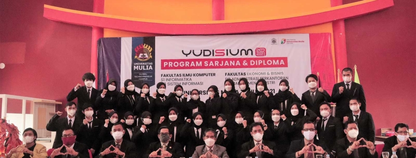 Foto bersama peserta Yudisium Tahun 2021. Foto: Media Kreatif