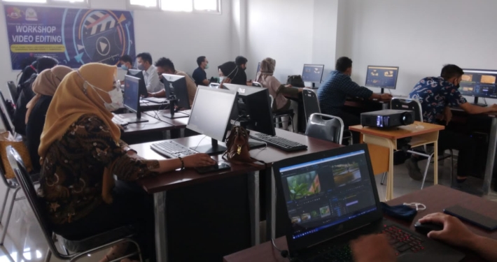 Dokumentasi PSDKU Kampus Samarinda saat memberikan Pelatihan Web Design dan Video Editing bagi para guru dan siswa SMA Negeri 11