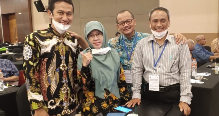 Drs. Suprijadi M.Pd. bersama sesama peserta Pelatihan Penyamaan Persepsi dalam rangka meningkatkan kapasitas perannya sebagai pelatih ahli melalui kegiatan upgrading bersama PPPPTK dan LPPKSPS, 12-14 Oktober 2021 di Serpong. Foto: Istimewa