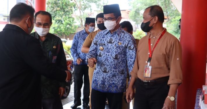 Drs. Suprijadi M.Pd. (baju cokelat) saat mendamping Wali Kota Balikpapan H. Rahmad Mas'ud, S.E., M.E. pada kegiatan penyerahan Penghargaan BKN Award Tahun 2021 di Kampus Cheng Ho Universitas Mulia, (20/9). Foto: Media Kreatif