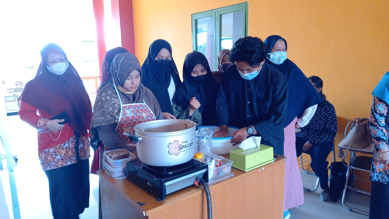 Antusias peserta pelatihan dari SMK Ibnu Khaldun praktik membuat Cireng Ikan, Empek Empek, Bakso Ikan hingga Krupuk Ikan di Gedung Chengho, Kamis (11/11)