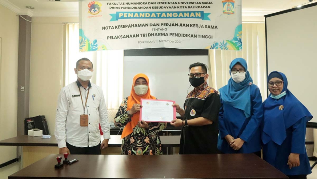 Salah satu pimpinan sekolah mitra didampingi Drs. Buntoro dan Dekan FHK Vidy S.S., M.Si. usai penandatangani perjanjian kerjasama, Rabu (10/11). Foto: Media Kreatif