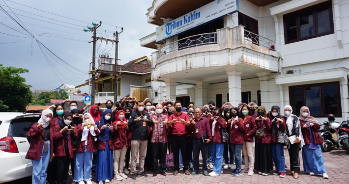 Foto bersama di depan kantor Tribun Kaltim Jalan Indrakila Straat III Balikpapan. Foto: Yustian