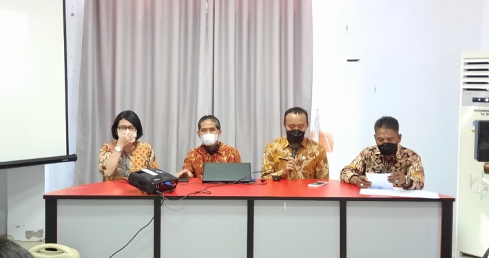 Dari kiri Prof. Dr. Ch. Whidya Utami, M.M., CLC., CPM.(A), DR. Agung Sakti Pribadi, Kepala Dinas Penanaman Modal dan Pelayanan Terpadu Satu Pintu Sinjai Lukman Dahlan S.IP , M.Si dan Kepala Badan Litbang Sinjai Arifuddin. Foto: Mundzir