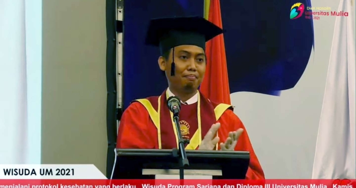 Rizky Nur Assyaufi, S.Kom. saat mewakili seluruh wisudawan memberikan kata pengantar pada Wisuda Sarjana dan Diploma tahun 2021 di Ballroom Hotel Novotel Balikpapan, Kamis (4/11). Foto: PSI