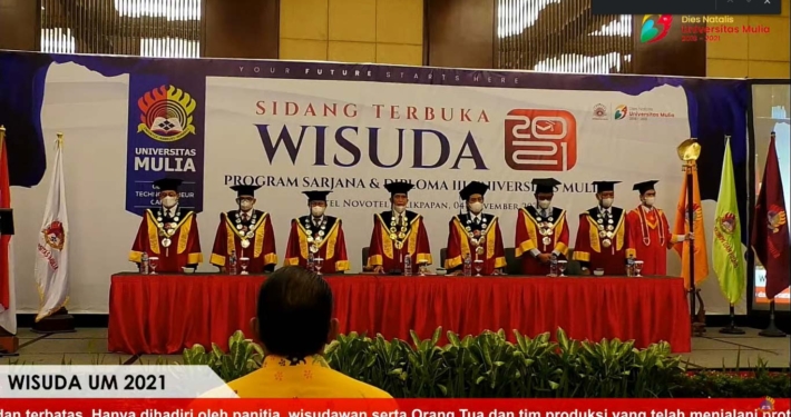 Wisuda yang ketiga Sarjana dan Diploma III Tahun 2021 Universitas Mulia di Ballroom Hotel Novotel Balikpapan, Kamis (4/11). Foto: PSi