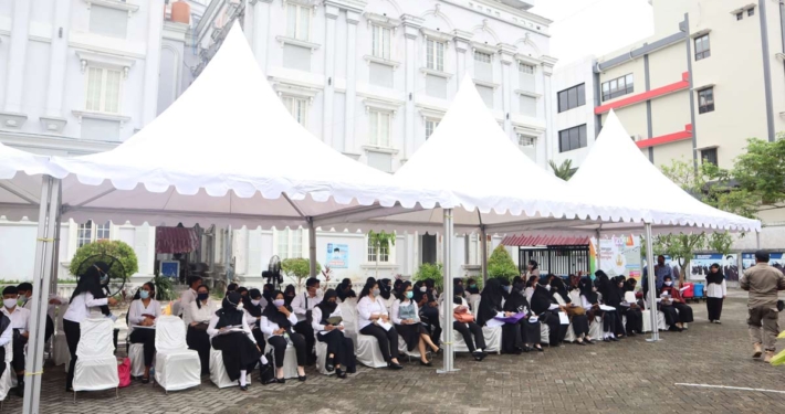 Suasana Peserta SKB CASN menunggu di halaman Gedung White Campus Universitas Mulia, Senin (29/11). Foto: Media Kreatif