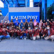 Para mahasiswa mengabadikan momen setelah melihat ruang redaksi dan percetakan Kaltim Post, kemarin (1/12). Foto: Fuad Muhammad Kaltim Post