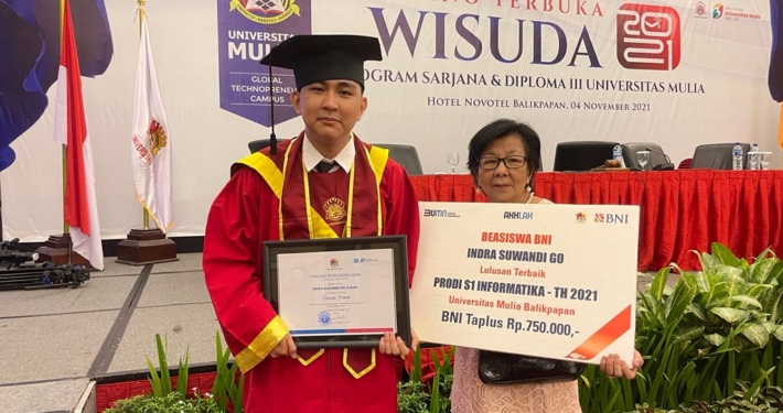Indra Suwandi Go mahasiswa Program Studi S1 Informatika menjadi salah satu peraih nilai terbaik pada Wisuda Program Sarjana dan Diploma III yang digelar di Novotel Balikpapan, Kamis (4/11)