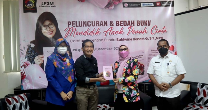 Rektor DR. Agung Sakti Pribadi bersama Bunda PAUD Kota Balikpapan Hj. Nurlena Rahmad Masud didampingi Kadiknas Muhaimin S.T., M.T. memberikan dukungan pada peluncuran buku Mendidik Anak Penuh Cinta karya Baldwine Honest, Rabu (8/12). Foto Media Kreatif