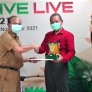 Drs. H. Akhmad Priyanto perwakilan Universitas Mulia menerima penghargaan dari DLH Kota Balikpapan, Selasa (30/11). Foto: Channel YouTube DLH Balikpapan