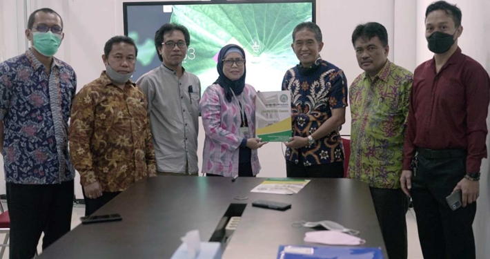 Dari kiri, Wisnu Hera Pamungkas, S.T., M.Eng., Yusuf Wibisono, S.E., Mundzir, S.Kom., M.T., DR. Rachmie Sari Baso, DR. Agung Sakti Pribadi, M. Adenuddin Alwy, dan M. Rochman. Foto: Media Kreatif