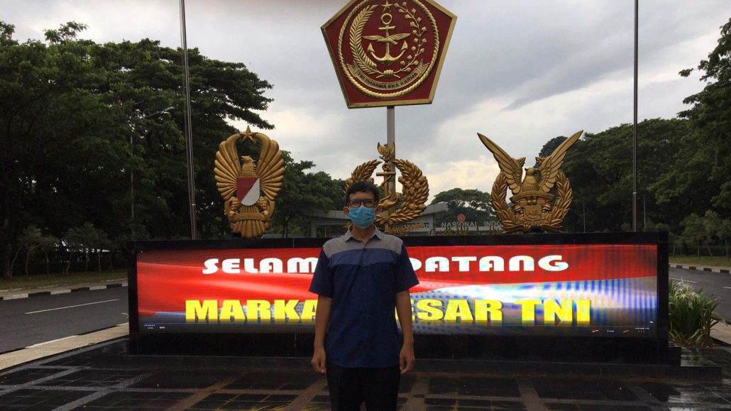 Richki Hardi, S.T., M.Eng. sata berfoto di pintu masuk Mabes TNI Cilangkap Jakarta Timur, Jumat (26/11). Foto: Istimewa