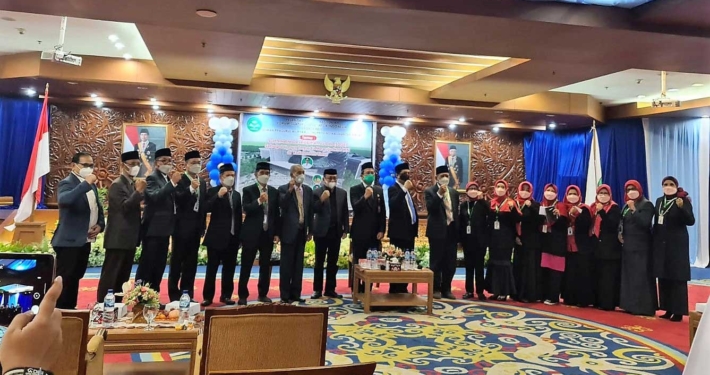 DR. Agung Sakti Pribadi (enam dari kiri) sebagai pengurus DPW Forsiladi Kalimantan Timur periode 2022-2027 yang baru dilantik, Senin (17/1). Foto: Istimewa