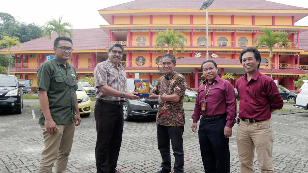 Direktur RS Pertamina dr. Khairuddin S.Pb, M.PH. menerima cinderamata Rektor Universitas Mulia DR. Agung Sakti Pribadi, Selasa (4/1). Foto: Fian Media Kreatif