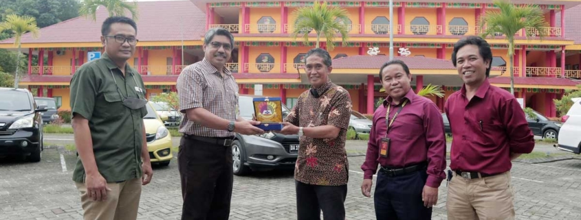 Direktur RS Pertamina dr. Khairuddin S.Pb, M.PH. menerima cinderamata Rektor Universitas Mulia DR. Agung Sakti Pribadi, Selasa (4/1). Foto: Fian Media Kreatif