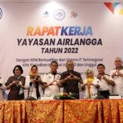 Foto bersama pimpinan Yayasan Airlangga, pimpinan Universitas Mulia, dan narasumber pada pembukaan Rapat Kerja 2022 bertempat di Balangan Room Grand Inna Hotel Kuta Bali, Senin (7/2). Foto: Media Kreatif