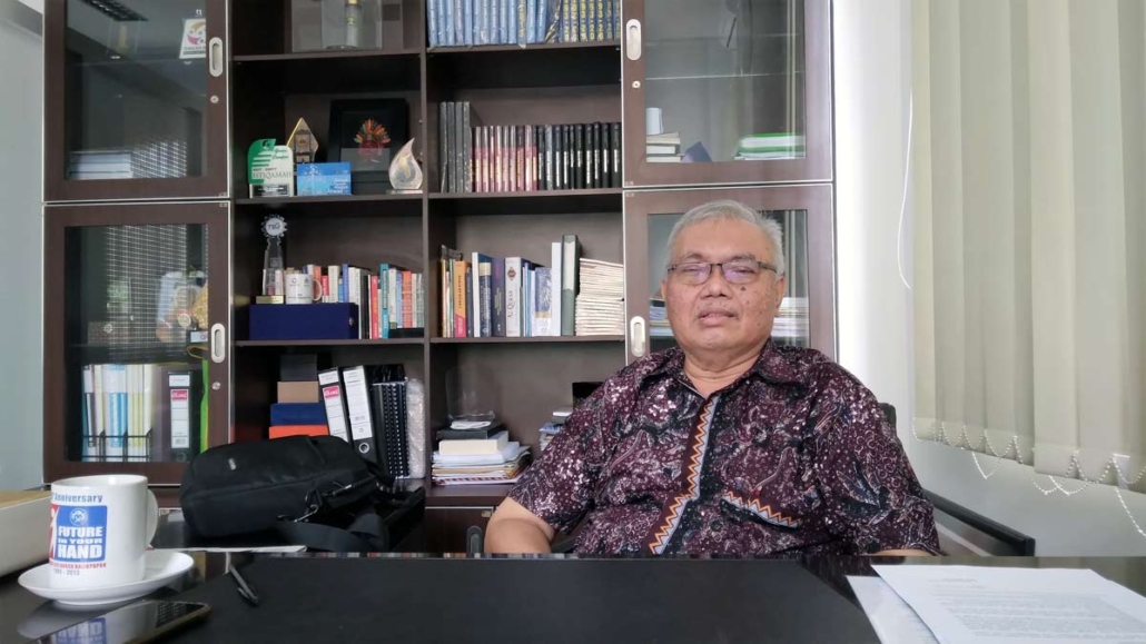 Rektor yang baru DR. Muhammad Rusli, M.T di ruang kerjanya, Selasa (22/2). Foto: PSI