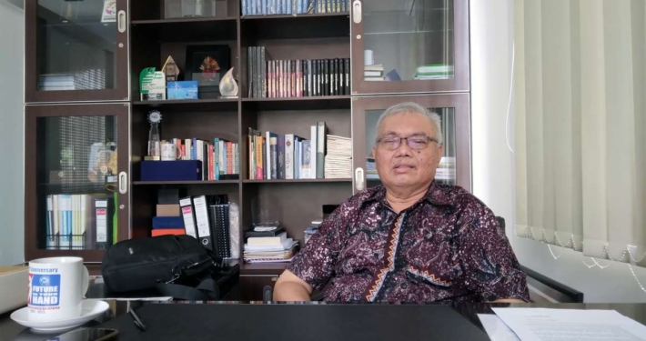 Rektor yang baru DR. Muhammad Rusli, M.T di ruang kerjanya, Selasa (22/2). Foto: PSI