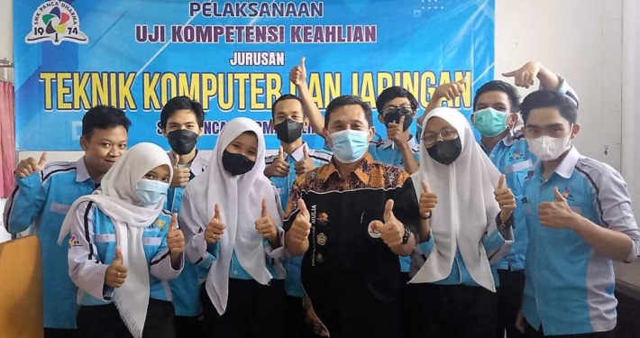 Djumhadi, S.T., M.Kom usai menjadi penguji UKK Bidang TKJ di SMK Panca Dharma Balikpapan, Rabu (30/3). Foto: dok. Djumhadi0