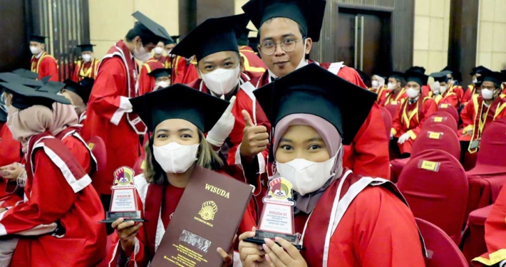 Lulusan Universitas Mulia tahun 2021. Foto: Media Kreatif