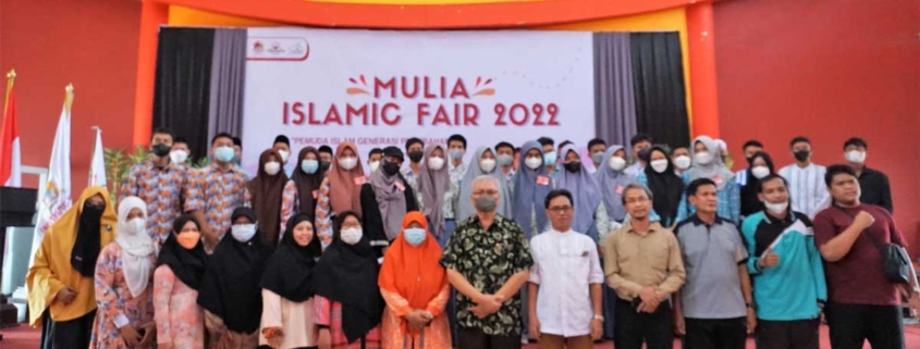 Rektor foto bersama dengan sebagian peserta dan panitia dalam gelar Islamic Fair UKM Al Izzah, 25-27 Maret 2022. Foto: Media Kreatif