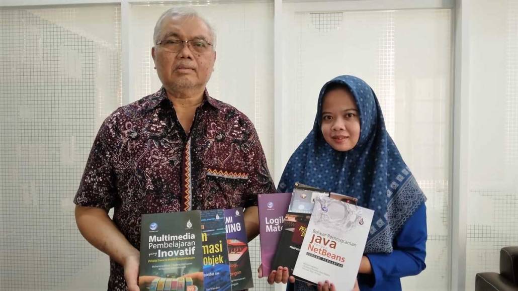 Rektor Dr. Muhammad Rusli menghibahkan enam buah buku karyanya yang masih baru diterima Kepala Perpustakaan Universitas Mulia Fitrah Wahyuni Jamal di Ruang Rektor, Senin (18/4). Foto: PSI