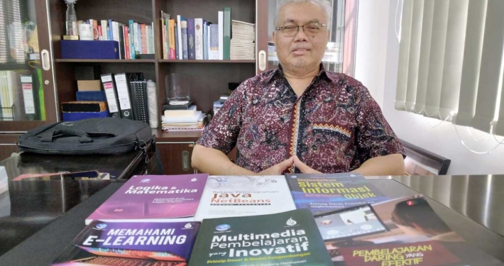 Dr. Muhammad Rusli dengan buku-buku karyanya ketika di ruang kerjanya, Senin (18/4). Foto: PSI