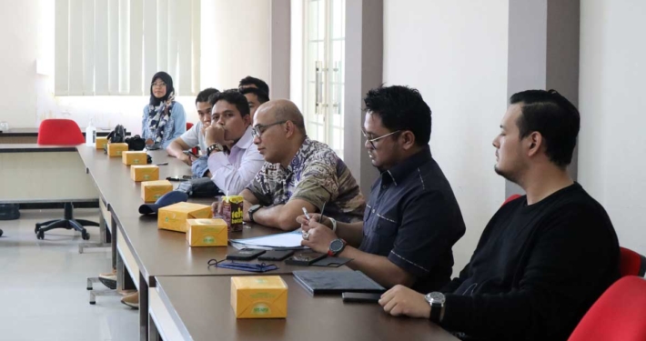 Perwakilan dari WInmar Coin saat berada di kampus Universitas Mulia, Senin (6/6). Foto: Nadya