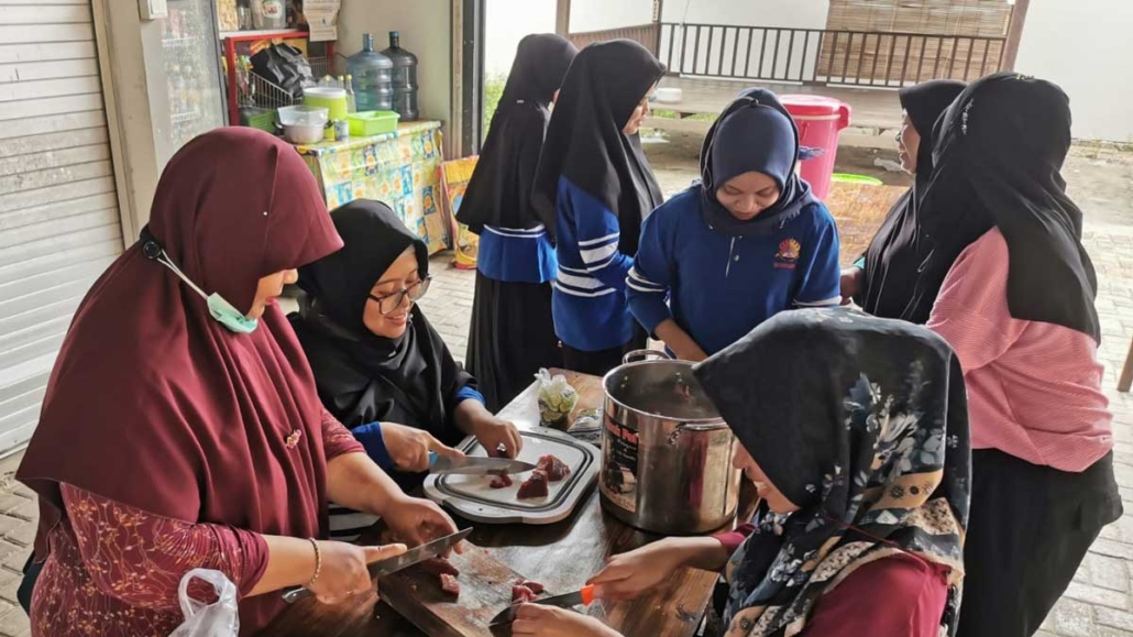 Dosen dan karyawan Universitas Mulia bekerja sama membagi dan mengemas potongan daging Kurban pada Iduladha 1443 H, Minggu (10/7). Foto: Istimewa