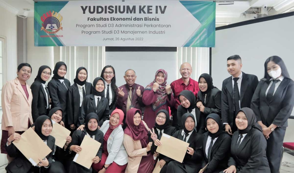 Peserta Yudisium Semester Genap 2021/2022 beserta Kaprodi dan dosen usai prosesi Yudisium, Jumat (26/8). Foto: Nadya