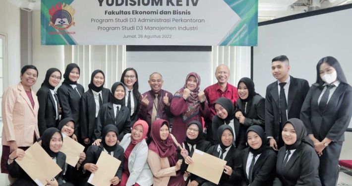 Peserta Yudisium Semester Genap 2021/2022 beserta Kaprodi dan dosen usai prosesi Yudisium, Jumat (26/8). Foto: Nadya