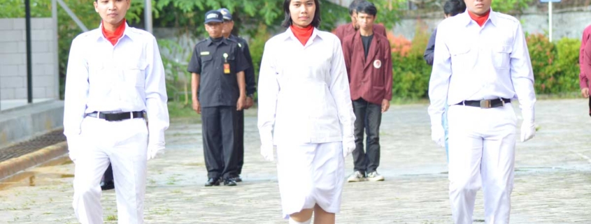 Petugas pengibar bendera merah putih dari Mahasiswa Baru 2022. Foto: Nadya