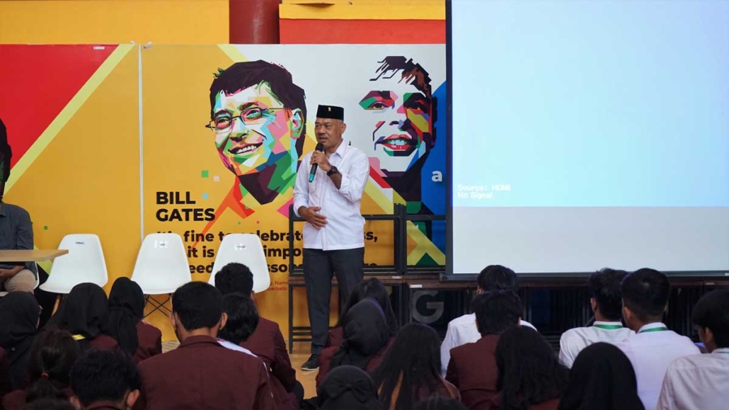 Wakil Ketua DPRD Kota Balikpapan Budiono saat memberikan materi kepada Mahasiswa Baru 2022 Universitas Mulia, Senin (29/8). Foto: Fian