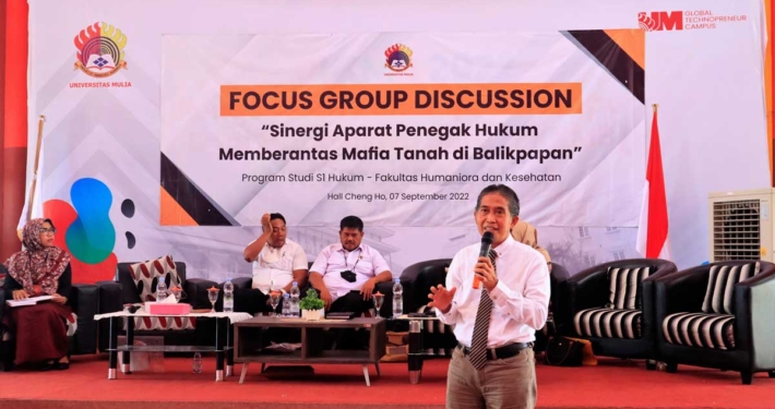 Akademisi Universitas Mulia Dr. Agung Sakti Pribadi saat memaparkan hasil investigasinya pada FGD Sinergi Aparat Penegak Hukum memberantas Mafia Tanah di Balikpapan, Rabu (7/9). Foto: Nadya