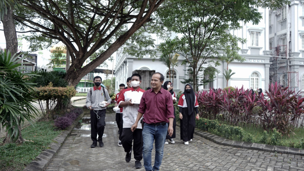 Dosen Sistem Informasi M. Nurfalah, S.Kom., M.Kom mengajak siswa-siswi berkeliling kampus. Foto: Nadya