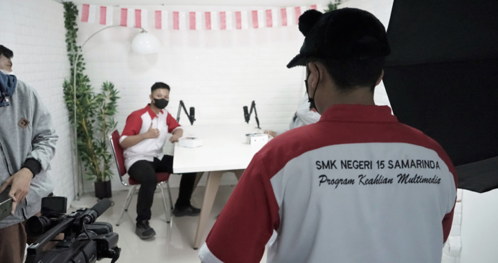 Siswa-siswi SMKN 15 Samarinda mencoba Studio UM TV di Kampus Utama Universitas Mulia di Balikpapan, Sabtu (10/9). Foto: Nadya