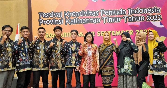 Mahasiswa Informatika Universitas Mulia Farhan Ramadhan tiga dari kiri bersama Kepala Disporapar Balikpapan Ratih Kusuma dengan para juara dari Balikpapan yang akan mewakili Kaltim dalam Lomba Kreativitas Pemuda Tingkat Nasional di Gorontalo, 6-10 Oktober 2022. Foto: Istimewa