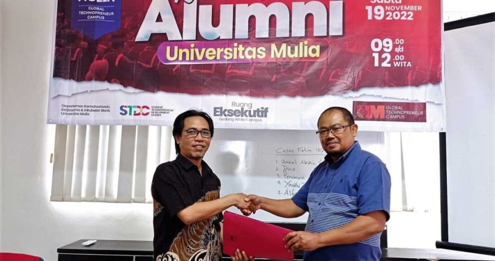 Zaenal Abidin alumni Teknik Informatika terpilih sebagai Ketua Ikatan Alumni UM masa bakti 2022-2025 menerima SK dari Wakil Rektor Bidang Kemahasiswaan, Kerjasama dan Inkubator Bisnis Mundzir, S.Kom., M.T, Sabtu (19/11). Foto: dok. Media Kreatif