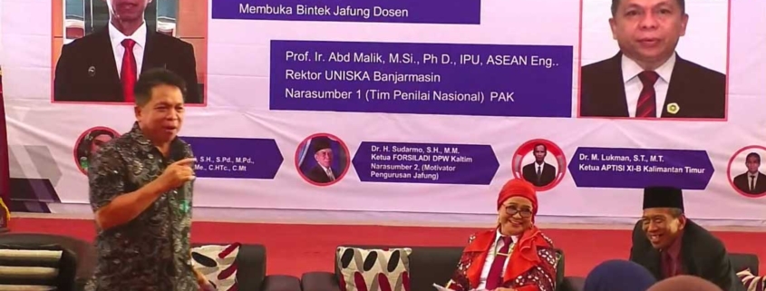 Narasumber Rektor Universitas Islam Kalimantan Muhammad Arsyad Al Banjari (UNISKA) Banjarmasin Prof. Ir. Abdul Malik, M.Si., Ph.D., IPU, ASEAN Eng. saat memberikan materi bimbingan.