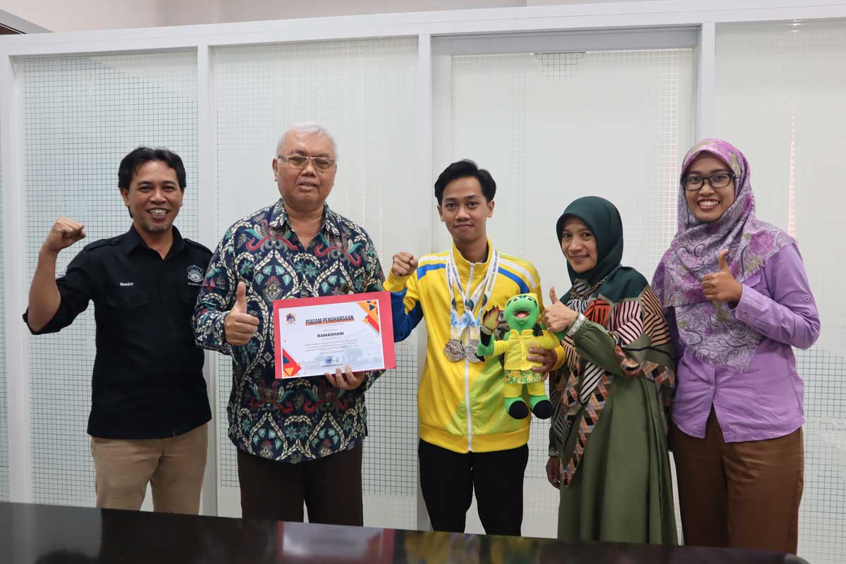 Ramadhani menerima piagam penghargaan dari Rektor universitas Mulia Dr. Muhammad Rusli, M.T di ruang kerja Rektor. Foto: Media Kreatif