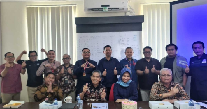 Dari kiri Wakil Rektor Bidang Akademik dan Sistem Informasi Yusuf Wibisono, Direktur Eksekutif Yayasan Airlangga Dr. Agung Sakti Pribadi, Bagian Keuangan Eliyani, Rektor Dr. Muhammad Rusli. Di belakang, tengah Dr. Ivan Armawan beserta jajaran dan Kaprodi di lingkungan Fakultas Ekonomi dan Bisnis, Rabu (11/1). Foto: Media Kreatif