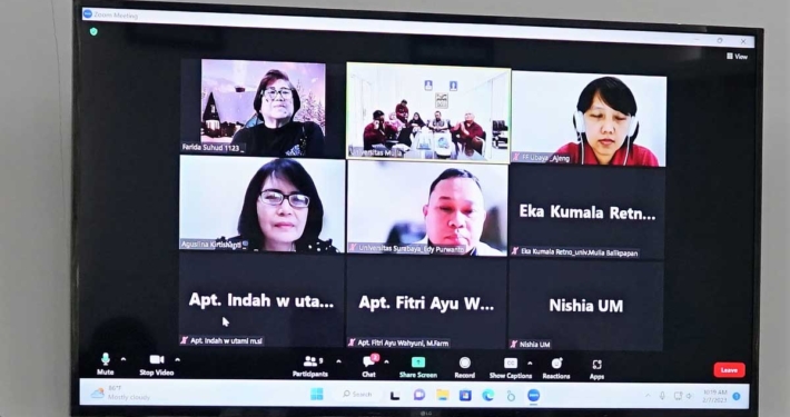 Delegasi dari Fakultas Farmasi Universitas Surabaya saat beraudiensi dengan Rektor, Wakil Rektor, dan Dekan FHK dan Prodi Farmasi Universitas Mulia, Selasa (7/2). Foto: Media Kreatif