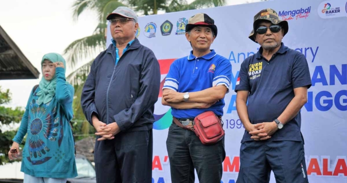 Rektor Dr. Muhammad Rusli (dua dari kiri) bersama Pendiri Yayasan Airlangga Hj. Mulia Hayati Deviantie, Agung Sakti Pribadi, dan Satria Dharma. Foto: Media Kreatif